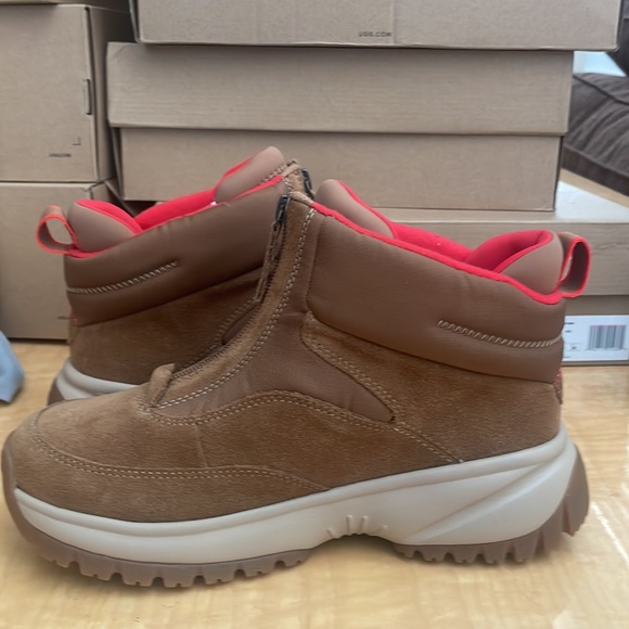 Ugg Women’s Yose Short Zip Boot - Picture 3 of 6